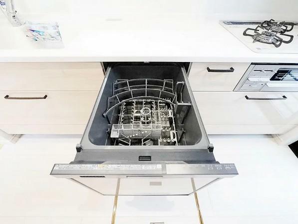 ダイニングキッチン 食器を洗っている間にお掃除など、様々なシーンで家事の時短に役立つビルトイン食洗機。
