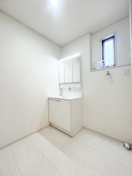 脱衣場 洗面所にはお客様に快適に過ごしていただけるよう、しっかりとした広さを確保してあります。 白色のフローリングで清潔感のある明るい空間となっております。