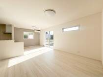 明るく開放的な空間が広がるLDK。室内には豊かな陽光が注ぎ込み、爽やかな住空間を演出してくれます。