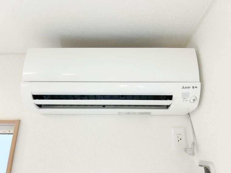 冷暖房・空調設備 ≪冷暖房エアコン≫リビングには、冷暖房エアコンが完備され寒い冬も暑い夏も快適に過ごせますね！