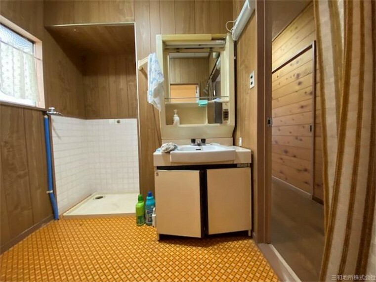 洗面化粧台 洗面台と防水パン付きの室内洗濯機置き場があります