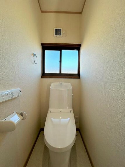 トイレ 【リフォーム後】毎日使用するトイレはTOTO製で節水タイプのウォシュレット付きトイレに新品交換予定。クロスやフロアの張替を一緒にすることで清潔感のある空間に。直接肌に触れる部分は新品がいいですね。