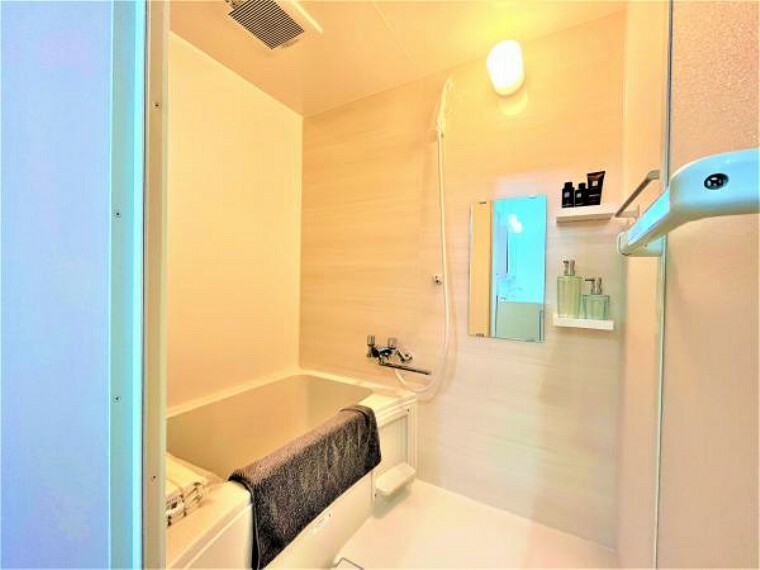 浴室 リフォーム済【浴室】浴室は0.75坪タイプのリクシル製ユニットバスに新品交換しました。コンパクトな浴槽は、水道代の節約になり経済的。お掃除も行き届きます。