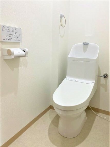 トイレ リフォーム済【トイレ】トイレはTOTO製の温水洗浄便座トイレに新品交換しました。壁・天井のクロス、床のクッションフロアを張替えて、清潔感溢れる空間になりました。