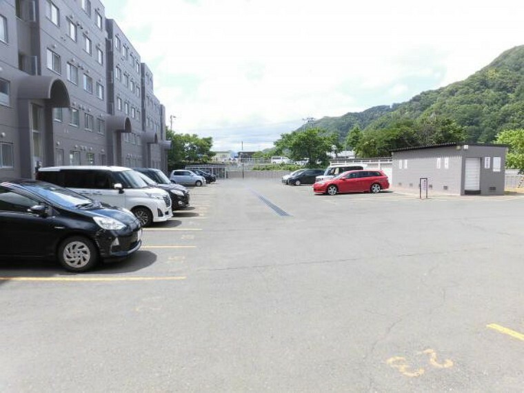 駐車場 【駐車場】月額6000円。敷地内駐車場は確保しています。引継ぎ可能です。