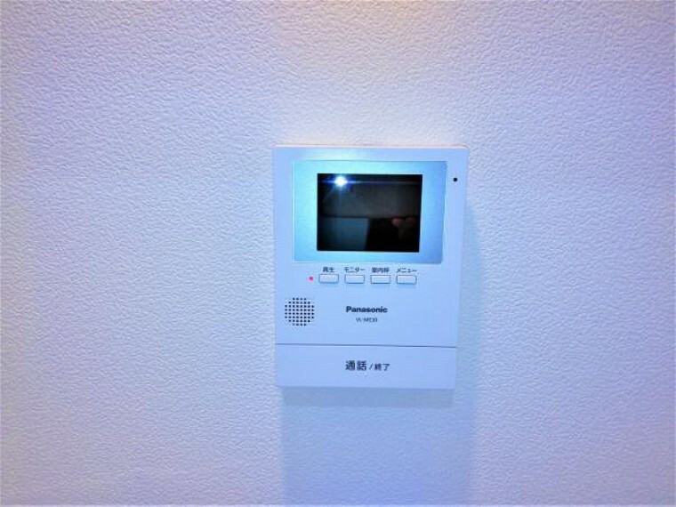 リフォーム済【インターホン】カラーモニターインターホンをリビングに設置しました。録画機能付きで留守中の訪問者も記録できます。顔を合わせずに確認できますのでお子様やお年寄りのお留守番も安心です。