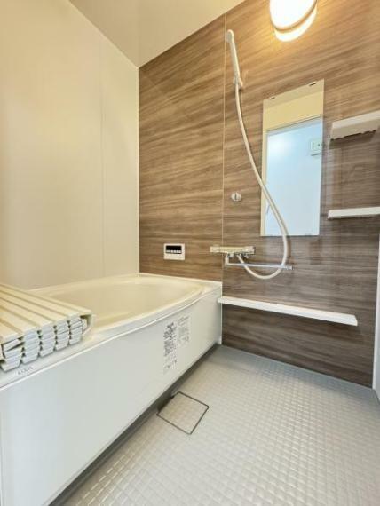 浴室 【リフォーム後】浴室はLIXIL製の新品のユニットバスに交換しました。床は水はけがよく汚れが付きにくい加工がされているのでお掃除ラクラクです。