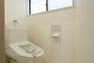 トイレ 毎日使う場所だからこそ、使い勝手を考慮しました。白を基調に、飽きのこない空間は質感豊かな仕上がりとなっております。