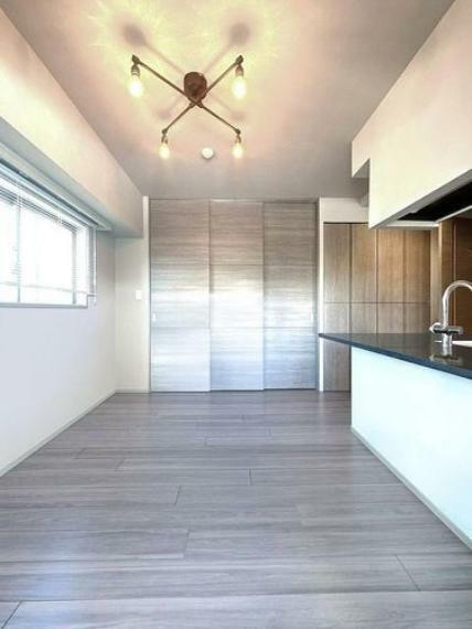 居間・リビング 【LDK】■画像はCGにより家具等の削除、床・壁紙等を加工した空室イメージです。