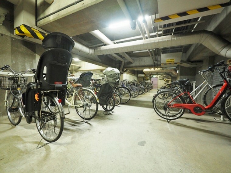 大切な自転車を雨に濡らすことなく保管ができるリッチな自転車置き場です