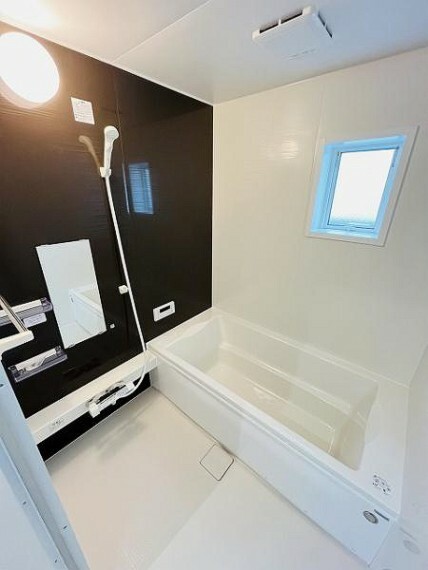 浴室 ゆったりバスで一日の疲れをリフレッシュ！窓付きで換気もしやすいことも嬉しいですね。