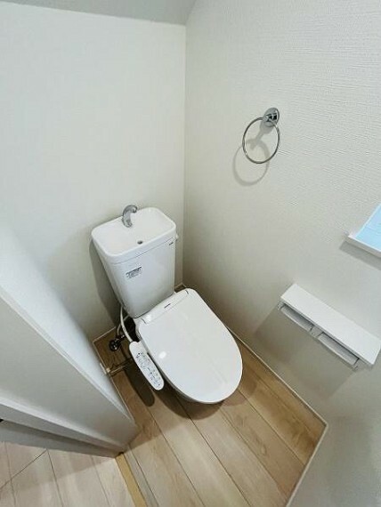 トイレ 1階トイレ　窓付きで明るく換気も充分です！