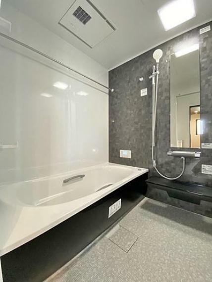 浴室 TOTOサザナ　ほっからり床で冬も冷たくなく柔らかい床です。水はけも良いのでお掃除も楽です！