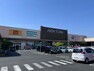 ショッピングセンター 現地から810m（最長）　イオンタウン木更津請西　施設内のスーパーは8:00～22:00まで営業。730台駐車可能な大型駐車場があり、お車でのお買物にも便利。リニューアルしたばかりの綺麗な店舗です。