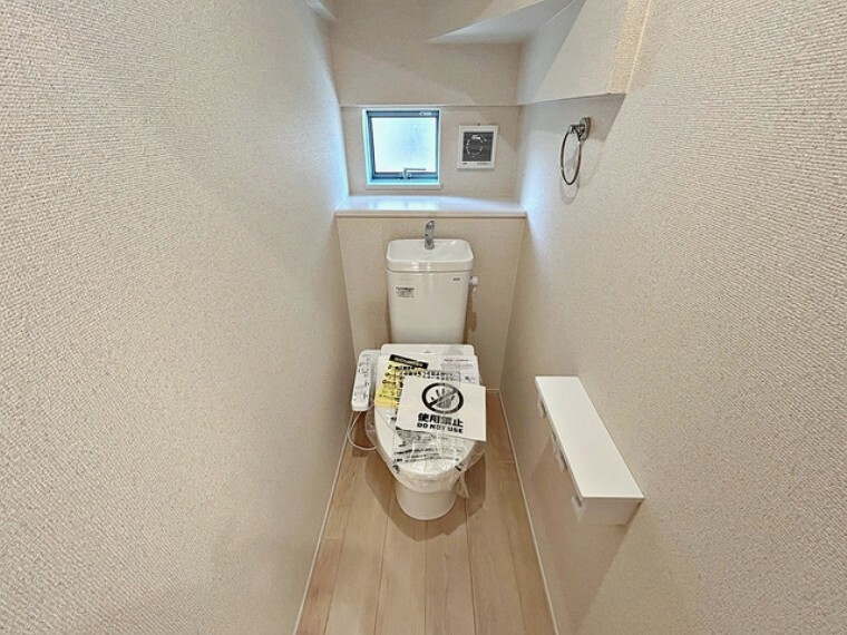 トイレ 窓から光を取り入れ明るいトイレ。風通しも良くなり嫌な臭いがこもるのを防ぎます