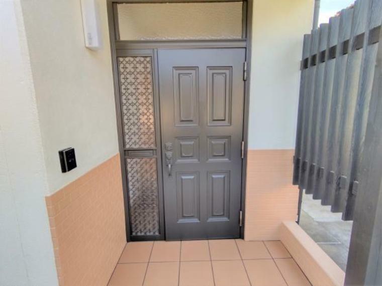 【リフォーム済】玄関ドアは塗装、テレビドアホン設置しました。