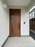 玄関 【リフォーム済】玄関はLIXILの玄関ドアに交換しました。新品玄関タイルをはったのでより一層玄関が華やかになりました。