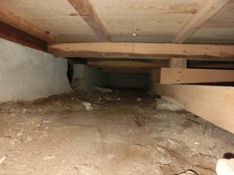構造・工法・仕様 【床下】中古住宅の3大リスクである、雨漏り、主要構造部分の欠陥や腐食、給排水管の漏水や故障を2年間保証します。その前提で床下まで確認の上でリフォームし、シロアリの被害調査と防除工事もおこないました。
