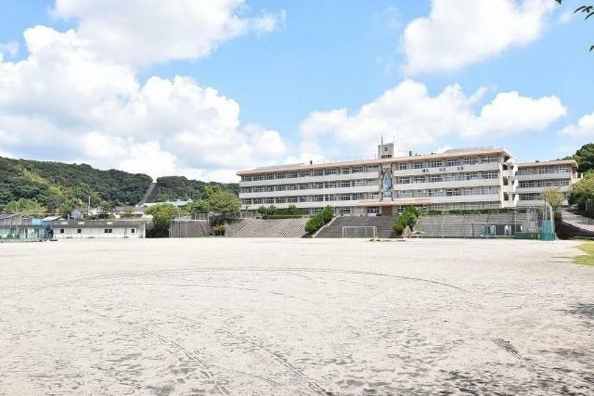 中学校 谷山北中学校【鹿児島市立谷山北中学校】は、山田町に位置する1947年創立の中学校です。令和4年度の生徒数は658人で、24クラスあります。校訓は「精気・自主・友愛」です。