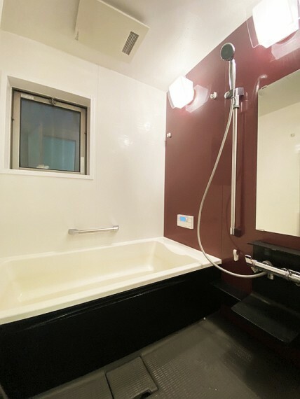浴室 ■1日の疲れを癒してくれる落ち着いた色合いのバスルーム。換気もできる窓もついています！