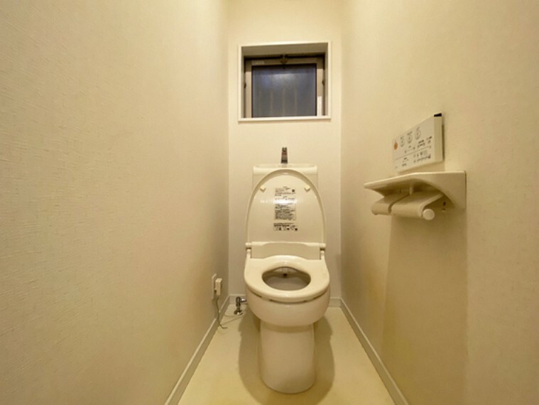 トイレ ■窓付きの明るいトイレ。快適なウォシュレット機能付き便座です！