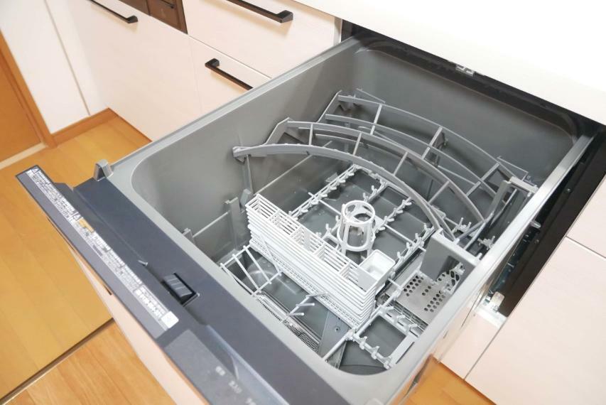 【ビルトイン食器洗浄乾燥機】食器洗いのわずらわしさから開放してくれる嬉しい設備。後片付けの手間を減らし奥様の時間を有効活用できます。お湯と洗剤を使う機会が少なくなるため、手荒れ防止にも。