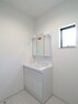 洗面化粧台 明るさを取り込む窓つきの洗面室。洗濯機スペースもしっかり確保されています。