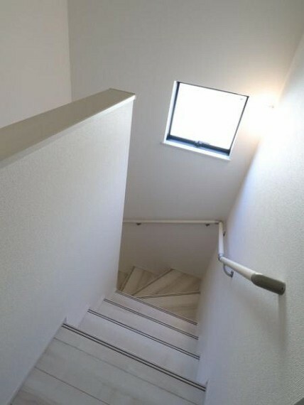 階段には手すりがついているので昇り降り安心です。