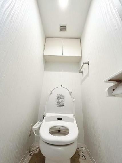 シンプルな内装のスッキリとしたトイレです。お手入れやお掃除が、簡単にできるシンプルなデザインです。