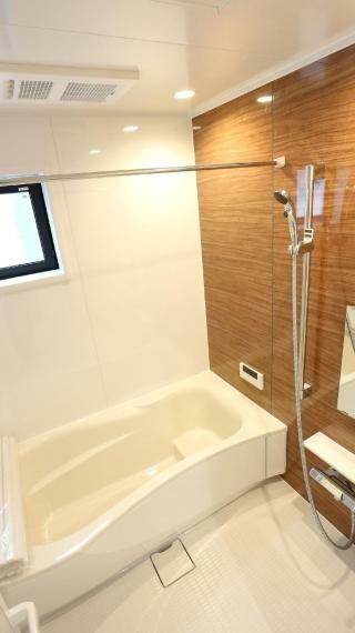浴室 【1号棟浴室】浴室の湿気を防ぐ浴室換気暖房乾燥機を備えたオートバス