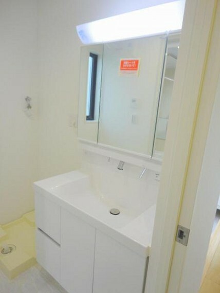 洗面化粧台 ■収納豊富な三面鏡洗面台/洗濯機置き場完備の洗面室です