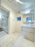 ランドリースペース 白を基調とした明るく清潔感のある洗面室。