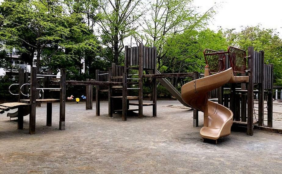 公園 平尾近隣公園（平尾地区で最も広い公園で、平尾団地内にあるボール遊びのできる公園です。 近隣には、幼稚園、保育園、小学校があり子どもたちの利用が多い公園です。 ）