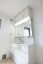 洗面化粧台 洗面台収納豊富、シャワー付きで使いやすい面面台です。もちろん、三面鏡です