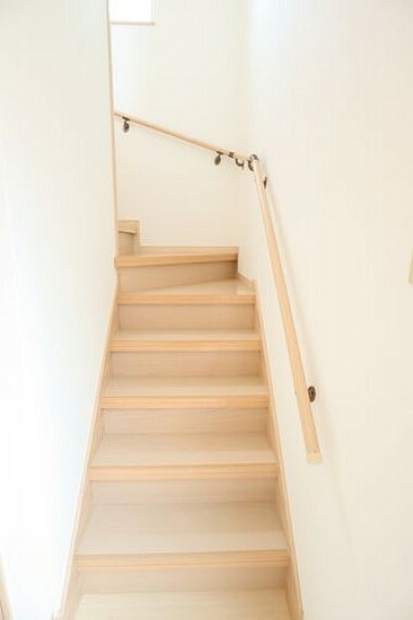 階段手すり付きの階段 段差を緩やかに設計していますので、小さなお子様やご年配の方にも安心です