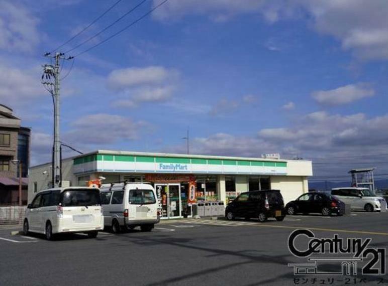 コンビニ ファミリーマートJR大和小泉駅前店