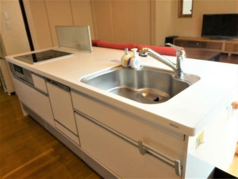 キッチンは食器洗浄乾燥機付のアイランドキッチン