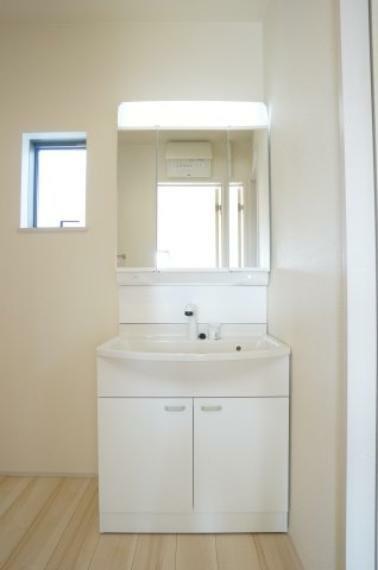 洗面化粧台 シャワー付き洗面化粧台は、伸ばせる水栓で洗面台でのシャンプーや洗い物に便利な仕様です。