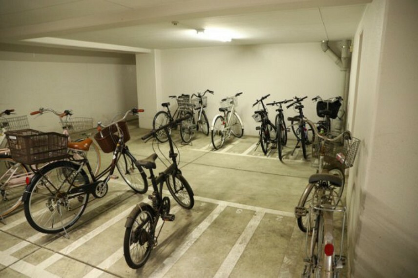駐輪場 マンションによっては、駐輪場も2段ラック式を採用しているところもあります。2段ラック式の場合、自転車を置くスペースは確保できますが、上の段になると出し入れが面倒になるため自分に合った物を選びましょう。