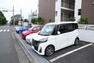 駐車場 車一台あたりに必要なスペースは、標準サイズの普通自動車で横幅2m50cm、長さ5mは必要になります。ただし、乗降のことも考慮して横幅3m30cm、長さ5m50cmほどは確保できるところを選びましょう。