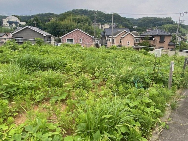 現況写真 土地の形が極端に長細かったり、狭小地、あるいは道路との高低差がある傾斜地だった場合、後々売ろうとしても買い手がつかない場合もあります。後々、売却することになった時に価値の下がらない土地を選びましょう。