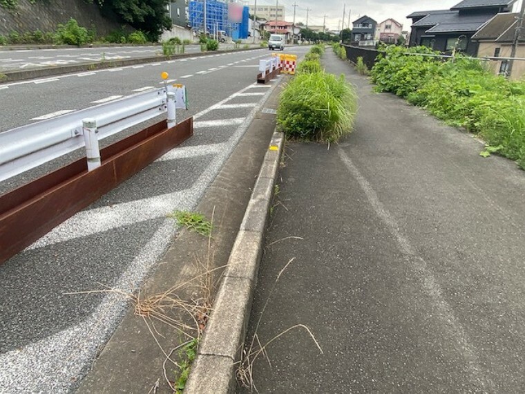 現況写真 お持ちの車種によっては前面道路が広い方が便利でしょう。しかし、前面道路が広ければその分交通量が多くなるため、騒音などが気になる場合があります。実際に現地を見学し、周辺交通量や騒音などを確認しましょう！