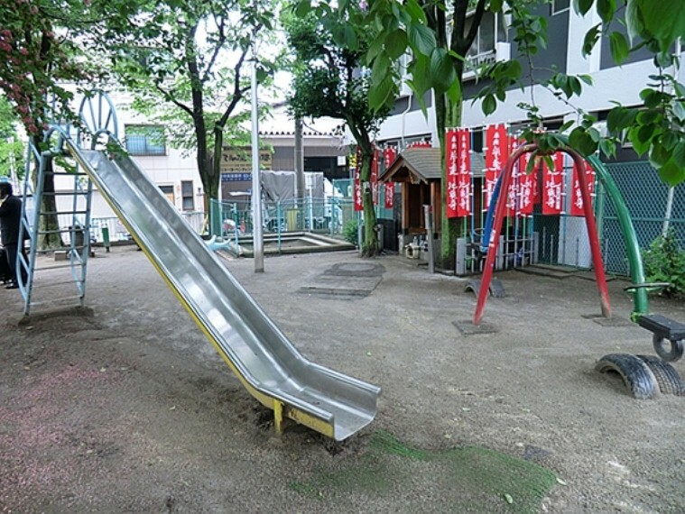 公園 すべり台やシーソー、スプリング遊具を備えています。小さな敷地の中には、水道とベンチも完備しています。