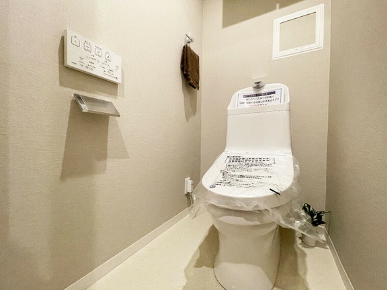 トイレ 【トイレ】壁紙は落ち着く色で、清潔感のあるトイレです！