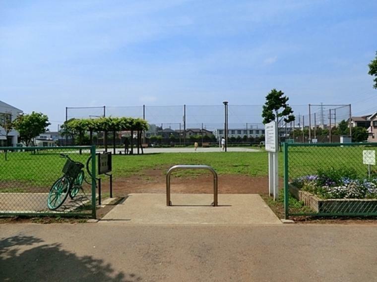 公園 矢端公園 矢端公園は藤沢市にある住宅街の、子どもが走り回れる広さの公園です。公園の設備には水飲み・手洗いがあります。