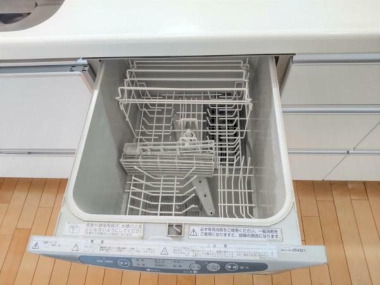 キッチン 【食器洗浄機】キッチンには食器洗浄機が付いています。日々の洗い物が楽ですね。