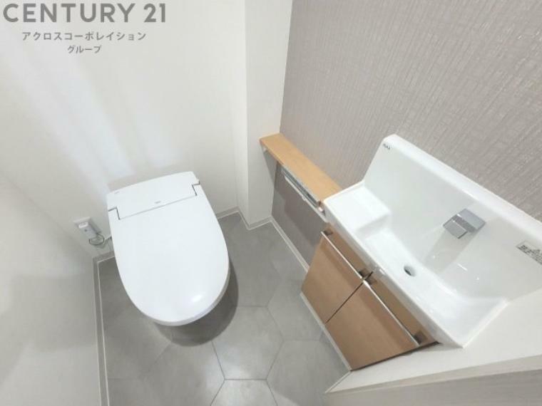 トイレ 手洗い付きのトイレになります。こちらも新調済みです。