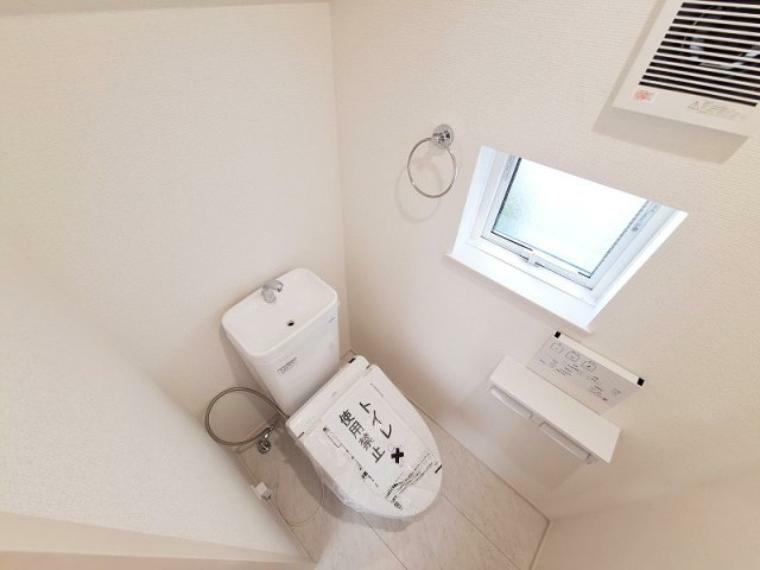 トイレ 温水洗浄機能付で清潔感のあるトイレ。 採光面もあり明るく快適な空間です。