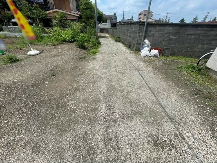 現況写真 住宅用の土地では前面道路に2m以上接していなければならないと法律で定められています。しかし、お持ちの車のサイズやライフスタイルなどにより、2mでは利便が悪い場合もございますので、事前に確認しましょう。