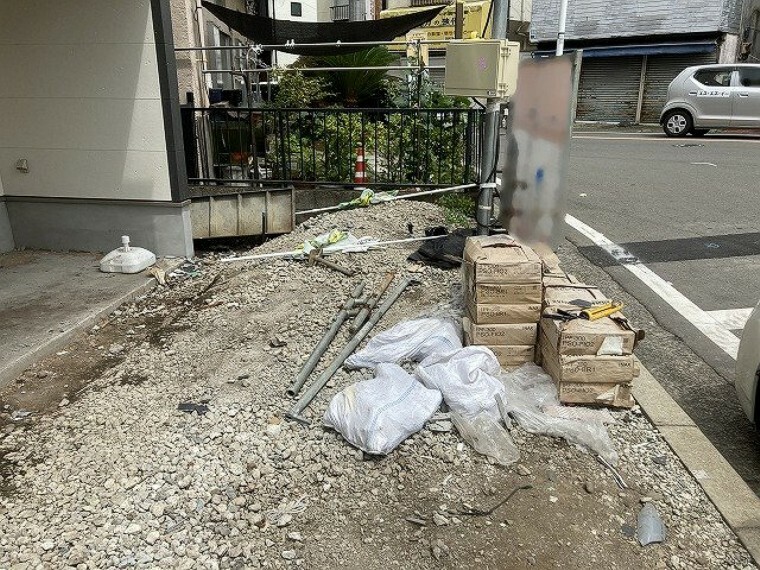 駐車場 駐車場と明記されていても、最小スペースでつくられた駐車場だと大型車は駐車できなかったり、出入りしにくくなったりする可能性があります。お車のサイズと購入したい物件の駐車場のサイズを現地で確認しましょう。